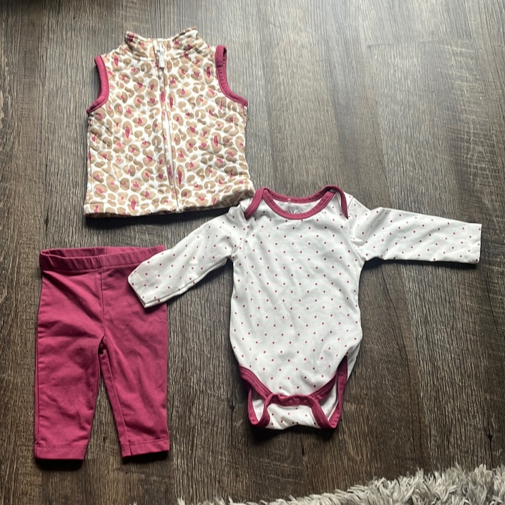Size 0-3 months Chick Pea 3 piece set. Gently used never been worn.